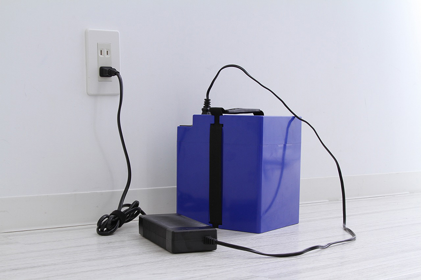 コンパクトなバッテリー、家庭用コンセントで充電1