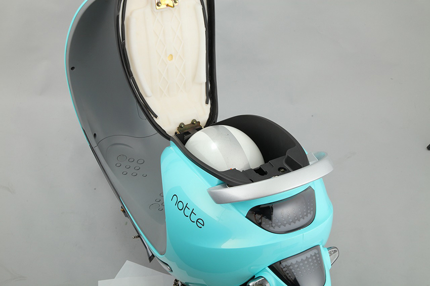 ハーフヘルメットが収納可能。小柄でも収納力バッチリ1