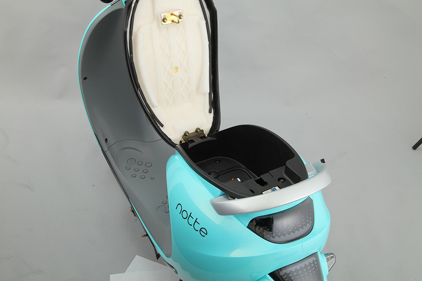 ハーフヘルメットが収納可能。小柄でも収納力バッチリ2
